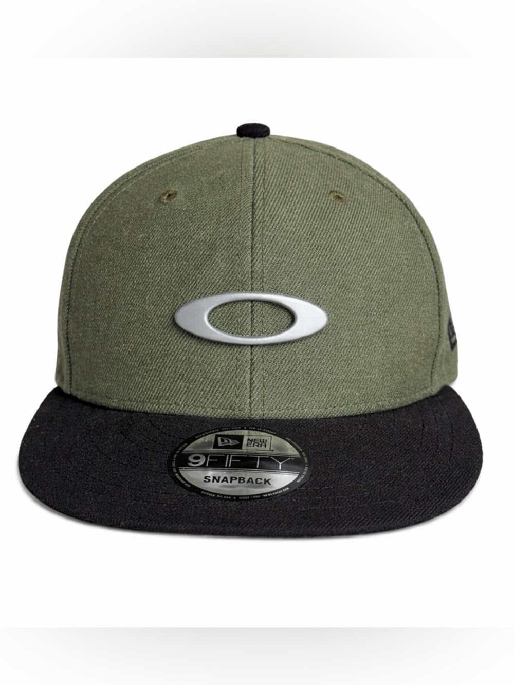 Oakley Two-Tone Snapback Hat in Olive & Black